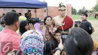 Bintang Saur Sepuh The Series, Adjie Pangestu melayani permintaan foto bareng masyarakat di lokasi syuting di kawasan Bogor, Jawa Barat, Rabu (2/8/2017). (Herman Zakharia/Liputan6.com)