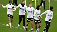 (kiri-kanan) Pemain Manchester City Kyle Walker, Swiss Manuel Akanji, Kalvin Phillips, Nathan Ake, dan Ilkay Gundogan menjalani sesi latihan tim di tempat latihan Manchester City di Manchester, Inggris, 21 Februari 2023. Manchester City akan menghadapi RB Leipzig pada pertandingan sepak bola babak 16 besar Liga Champions. (Paul ELLIS/AFP)