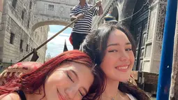 Wanita kelahiran 27  Oktober 2022 ini pun menggungah momen berselfie dengan sahabatnya Cassandra Lee saat berada di gondola. Beby Tsabina dan Cassandra Lee memang bersahabat karib. Selain partner kerja, di kehidupan nyata mereka saling dukung satu sama lain. (Instagram/bebytsabina)