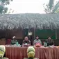 Foto : Kepala Kejaksaan Tinggi NTT, Dr. Yulianto saat berkunjung ke SDN Oeika, Kabupaten Kupang, NTT (Liputan6.com/Ola Keda)