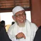 Terdakwa kasus terorisme Abu Bakar Ba'asyir berbincang dengan penasehat hukumnya ketika berlangsungnya sidang pembacaan replik di PN Jaksel, Jakarta, Senin (30/5).(Antara) 