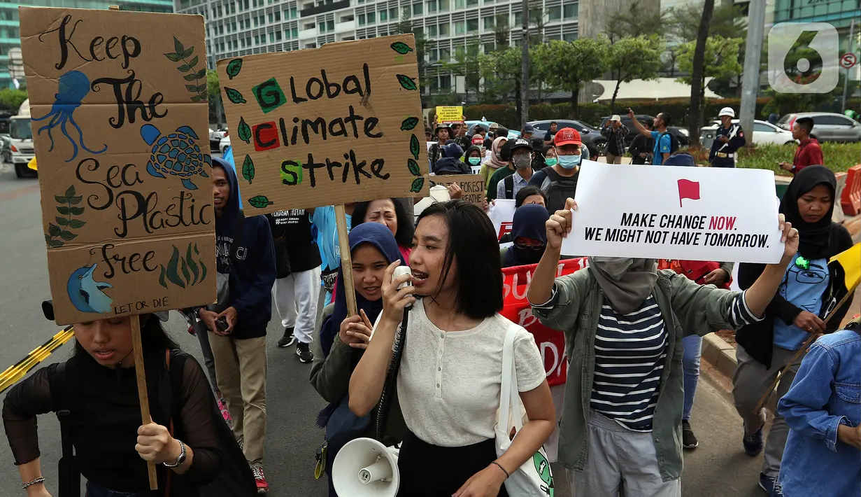 Aktivis lingkungan melakukan long march dari Dukuh Atas menuju Istana, Jakarta, Sabtu (26/10/2019). Mereka meminta Presiden Joko Widodo atau Jokowi lebih memperhatikan isu lingkungan seperti penyelamatan hutan dan pelindungan petani. (Liputan6.com/JohanTallo)