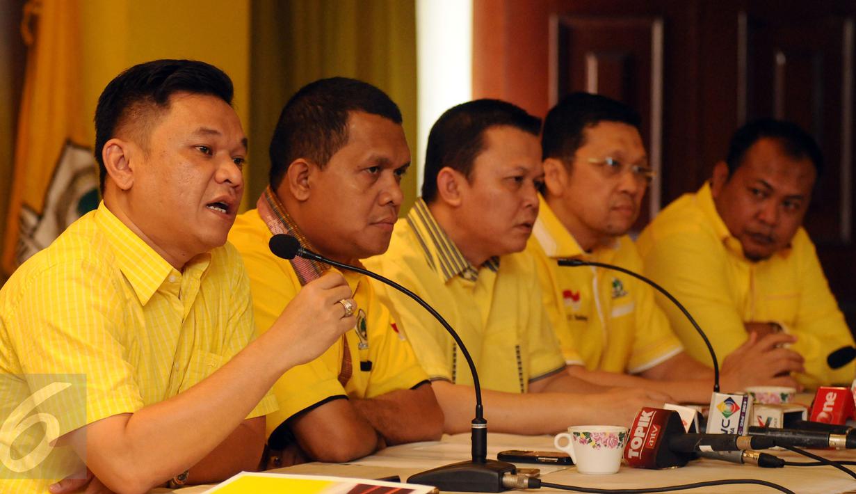 Fungsionaris GMPG, Ace Hasan Sadzily (kiri) memberi keterangan di Jakarta, Jumat (29/1/2016). GMPG meminta tim transisi untuk tetap mengawal proses rekonsiliasi mulai dari pembentukan panitia hingga Munas partai Golkar. (Liputan6.com/Helmi Fithriansyah)