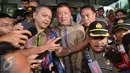 Chairman Agung Sedayu Group Sugianto Kusuma alias Aguan usai diperiksa KPK, Jakarta, Selasa (19/4). Aguan diperiksa sebagai saksi dengan tersangka Ketua Komisi D DPRD DKI Jakarta Mohamad Sanusi. (Liputan6.com/Helmi Afandi)