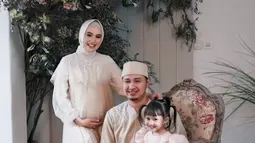 Kali pertama membuat vlog, Rio Motret menghadirkan bintang tamu Kartika Putri. Waktu berlalu. Kini, Kartika Putri menjadi istri sekaligus selebgram dan tengah menanti anak kedua. “Hamil lagi yang kedua. Mungkin tahun depan yang ketiga ya, Ci?” ujar Kartika Putri kepada penata riasnya. “(Sekarang usia kehamilan memasuki) delapan bulan,” beri tahunya. (Foto: Dok. YouTube RioMotret)