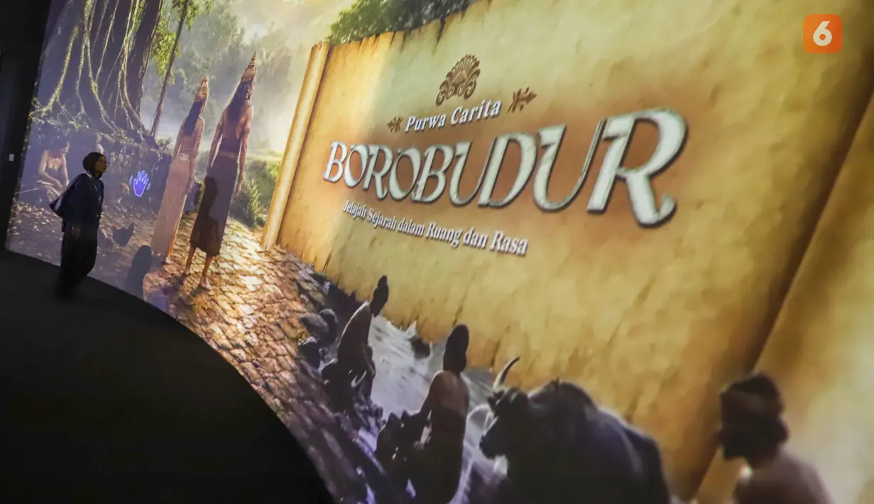 Pengunjung melihat-lihat pameran imersif Purwacarita Borobudur di Galeri Indonesia Kaya, Jakarta, Selasa (1/9/2026). Pertunjukan tersebut memadukan proyeksi visual, teater imersif, dan teknologi Ethical AI untuk menghadirkan kembali kisah sejarah serta kosmologi Candi Borobudur. (KLY/Budy Santoso)