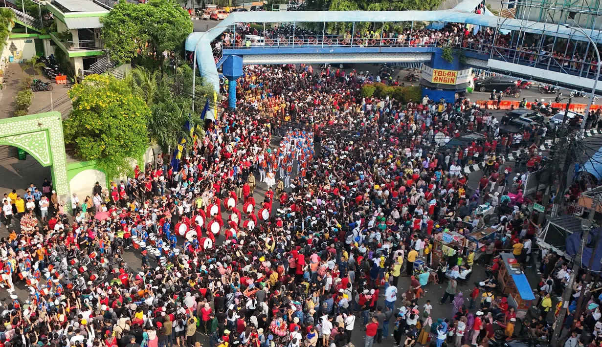 Ritual Gotong Toapekong merupakan kegiatan mengarak patung Dewi Kwan Im Hud Couw di sepanjang ruas jalan kota oleh Perkumpulan Klenteng Boen Tek Bio. (merdeka.com/Arie Basuki)