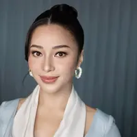 Bagian kelopak matanya diberikan eyeshadow coklat tipis, aplikasi bronzer di wajahnya memberi rona hangat. Sementara untuk pipi dan bibirnya, dipilih rona kombinasi coral dan pink yang dapat memberi impresi wajah segar. [@evalovira].