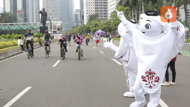Foto: Maskot Piala Dunia 2022 Sapa Warga Ibu Kota, La'eeb Diserbu Anak-anak di CFD Jakarta
