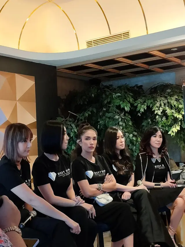 Ussy Sulistiawaty berkolaborasi dengan empat wanita