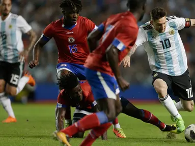 Penyerang Argentina Lionel Messi menggiring bola melewati pemain Haiti saat pertandingan persahabatan di stadion Bombonera di Buenos Aires (29/5). Argentina menang telak 4-0 atas Haiti. (AP / Natacha Pisarenko)