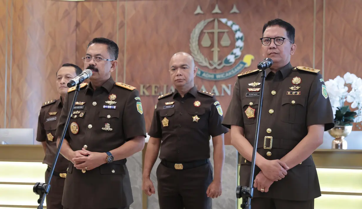 Wakil Jaksa Agung Asep Nana Mulyana didampingi Jaksa Agung Muda Tindak Pidana Khusus (Jampidsus) Kuntadi berbicara kepada pers usai pelantikan di Gedung Kejaksaan Agung, Jumat (24/7/2026). (KLY/ Budy Santoso).