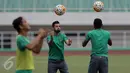 Gelandang Timnas Indonesia, Stefano Lilypaly (tengah) saat latihan jelang leg 1 Semifinal Piala AFF 2016 melawan Vietnam di Stadion Pakansari, Bogor, Selasa (29/11). Indonesia melakukan latihan tertutup. (Liputan6.com/Helmi Fithriansyah)