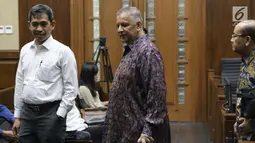 Terdakwa dugaan suap proyek PLTU Riau-1 yang juga mantan Dirut PLN, Sofyan Basir (tengah) bersama kuasa hukumnya jelang sidang lanjutan di Pengadilan Tipikor, Jakarta, Senin (26/8/2019). Sidang mendengar keterangan saksi ahli yang dihadirkan JPU KPK. (Liputan6.com/Helmi Fithriansyah)