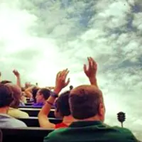 Naik wahana roller coaster dianggap sebagai solusi untuk mengatasi batu ginjal tanpa harus keluar biaya besar.