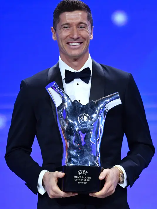 Penyerang Bayern Munchen Robert Lewandowski tersenyum saat menerima penghargaan Pemain Terbaik UEFA dalam acara UEFA Awards di Genewa, Swiss (1/10/2020). (Harold Cunningham / AFP / UEFA)