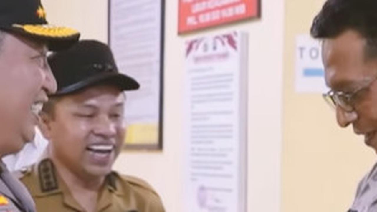 Kapolri Salut sama Anggota Usai Tugas Ngajar Anak Yatim, tapi Salfok ke Pangkat 'Kok Masih Bengkok-Bengkok