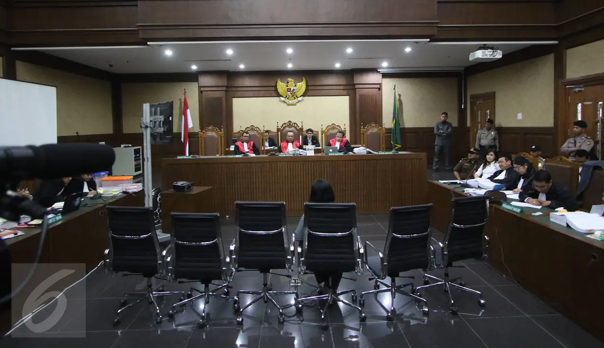 Suasana sidang yang mendengarkan keterangan saksi  Resepsionis Kafe Olivier, Resmiyati di PN Jakarta Pusat, (28/7). Sidang beragendakan pemeriksaan saksi karyawan kafe Olivier. (Liputan6.com/Immanuel Antonius)