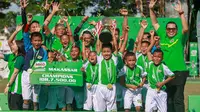 SDN 133 Inpres Talawe, tim asal Kabupaten Maros menjadi juara Regional MILO Football Championship Makassar 2019. (Bola.com/Abdi Satria)