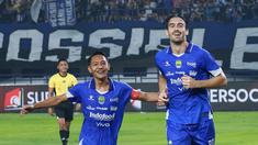 Pemain Persib Bandung, Andrew Jung, melakukan selebrasi setelah mencetak gol ke gawang Persik Kediri pada laga pekan ke-25 BRI Super League 2025/2026 di Stadion Gelora Bandung Lautan Api, Soreang, Senin (09/03/2026) malam WIB. (Bola.com/Erwin Snaz)