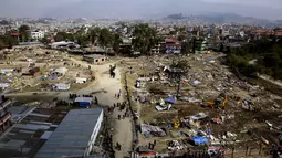 Pemandangan dari ketinggian tempat pengungsian korban gempa bumi di Chuchepati, Kathmandu, Nepal, Selasa (14/3). Diperkirakan kamp terbesar ini menampung sekitar 2.000 orang. (AP Photo)