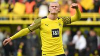 Erling Haaland. Pemain Borussia Dortmund berusia 21 tahun ini memiliki amunisi yang komplit sebagai striker murni dan mengingatkan kita akan sosok Zlatan Ibrahimovic. Seperti Ibra, ia juga sering mencetak gol dengan aksi-aksi yang spektakuler. Musim ini ia telah mencetak 13 gol. (AFP/Ina Fassbender)