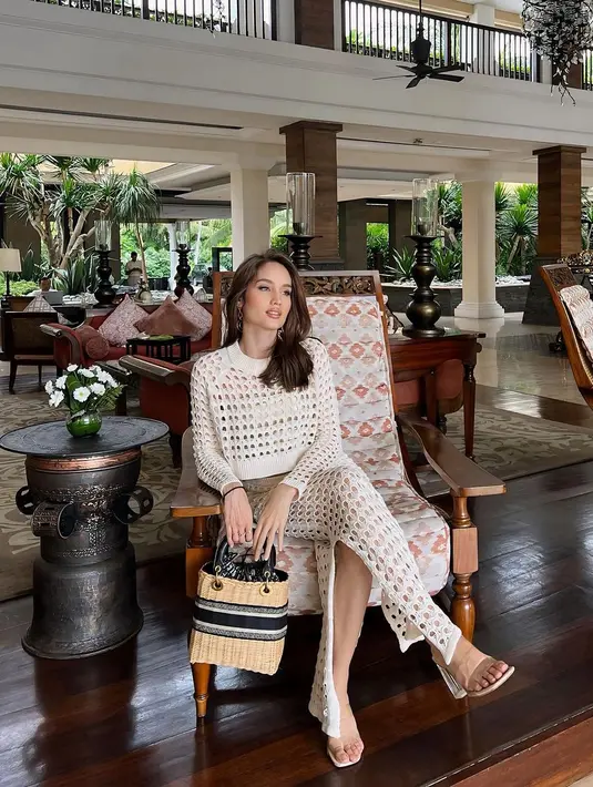 Cinta Laura juga memilih tampilan tak biasa di Hari Lebaran. Ia memilih mengenakan setelan knitted wear. Atasan lengan panjang knit jaring-jaring, dan rok panjangnya memiliki detail slit di sisi kanan-kirinya. [Foto: Instagram/claurakiehl]