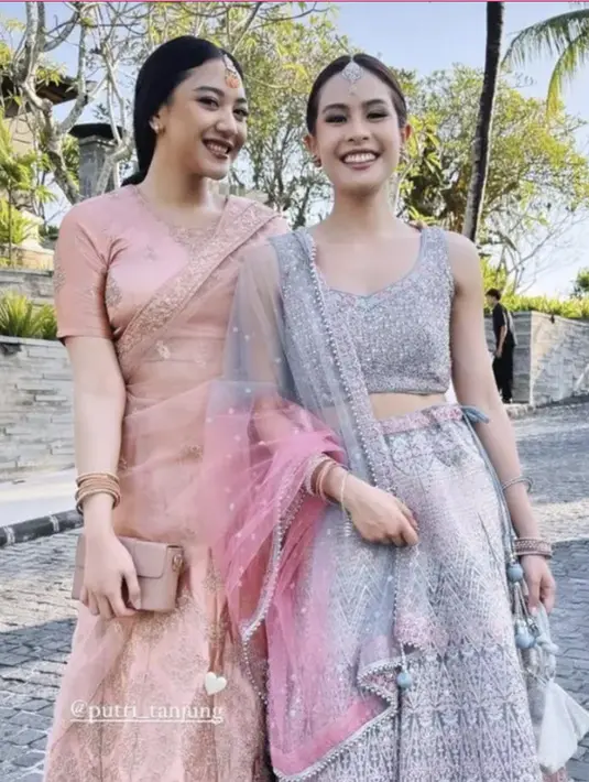 <p>Paduan crop top dan rok serta selendang, menjadi pilihan baju Sari India yang dikenakan Maudy Ayunda. Ia juga memilih hiasan kepala silver untuk hadirkan gaya memukau pada tampilannya. [Foto: Instagram/ Maudy Ayunda]</p>