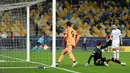 Striker Juventus, Alvaro Morata, mencetak gol ke gawang Dynamo Kyiv pada laga Liga Champions di Stadion Olimpiyskiy, Rabu (21/10/2020). Juventus menang dengan skor 2-0. (Valentyn Ogirenko/Pool via AP)