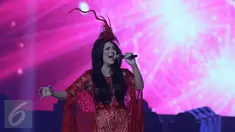 Diva Tanah Air, Krisdayanti menjadi salah satu pengisi acara di malam puncak HUT 26 SCTV di Istora Senayan, Jakarta, Rabu (24/8). Penampilan diva 41 tahun itu makin berkelas dengan diiringi alunan orkestra Erwin Gutawa. (Liputan6.com/Herman Zakharia)