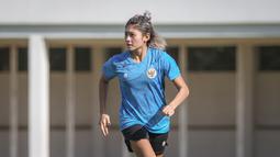 Sebagai penyerang, gadis yang acap kali dipanggil Zahra ini tercatat telah menorehkan 3 gol dalam 15 penampilannya bersama Timnas Indonesia. Bahkan, golnya ke gawang Singapura di kualifikasi Piala Asia Wanita 2022, menobatkan dirinya menjadi bintang lapangan kala itu. (Bola.com/Bagaskara Lazuardi)