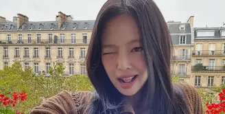 Jennie BLACKPINK kembali cosplay jadi Human Chanel selama berada di Paris. Bahkan Jennie menjinjing salah satu koleksi termahal dari Chanel [@jennierubyjane]