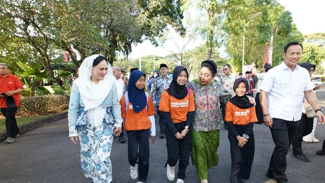 Beberapa siswi SLB di Yogyakarta berkesempatan bertemu dengan Ketua Komisi IV DPR RI Siti Hediati Hariyadi (Titiek Soeharto) saat mengunjungi Gedung Agung.