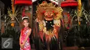 Pemeran Elif, Isabella Damla Guvenilir berfoto bersama Barong usai menonton pertunjukan barong di Bali, Kamis (27/8/2015) Para pemain Elif sangat antusias dalam melihat pertunjukan Barong tersebut. (Liputan6.com/Herman Zakharia)