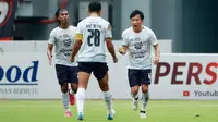 Pemain Rans Nusantara FC, Mitsuru Maruoka (kanan) melakukan selebrasi setelah mencetak gol ke gawang Persija Jakarta pada laga BRI Liga 1 di Stadion Patriot Candrabhaga, Bekasi, Jumat (3/2/2023). Rans Nusantara FC kalah dengan skor 1-3. (Bola.com/M Iqbal Ichsan)