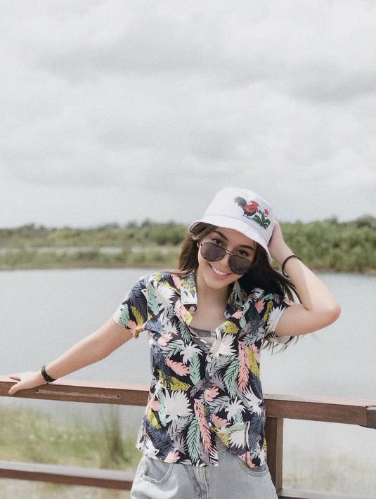 Aktris sekaligus dancer ini memang dikenal memiliki paras memesona. Namun, Fay Nabila terlihat makin menawan saat ia mengenakan topi yang terlihat begitu cocok dipakai. Kali ini ia tampil keren dengan bucket hat.(Liputan6.com/IG/@faynabilalxndr)