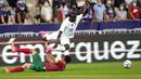 Gelandang timnas Prancis, N'Golo Kante berebut bola dengan bek Bulgaria, Vasil Bozhikov pada laga uji coba menjelang Piala Eropa 2020 di Stade de France, Rabu (9/6/2021) dini hari WIB. Timnas Prancis menaklukkan Bulgaria dengan skor meyakinkan 3-0. (AP Photo/Francois Mori)