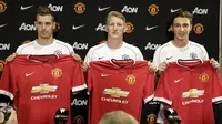 Morgan Schneiderlin dan Bastian Schweinsteiger akan mengisi barisan tengah Manchester United. Sedangkan Matteo Darmian memperkuat lini pertahanan, AS,Rabu (15/7/2015). (REUTERS/Jason Redmond)