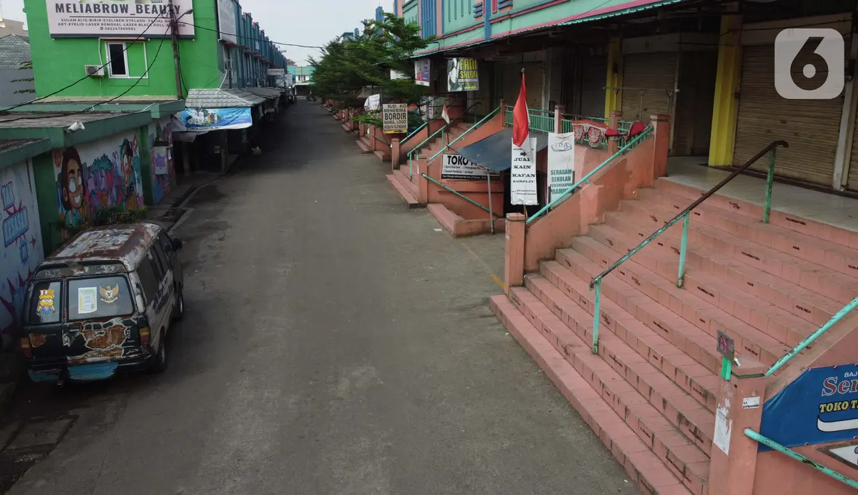 Suasana kawasan Pasar Cileungsi yang terhenti akibat penutupan sementara, Kabupaten Bogor, Selasa (2/6/2020). Penutupan sementara kegiatan jual beli di Pasar Cileungsi terkait adanya tujuh pedagang yang positif terinfeksi virus COVID-19. (Liputan6.com/Helmi Fithriansyah)