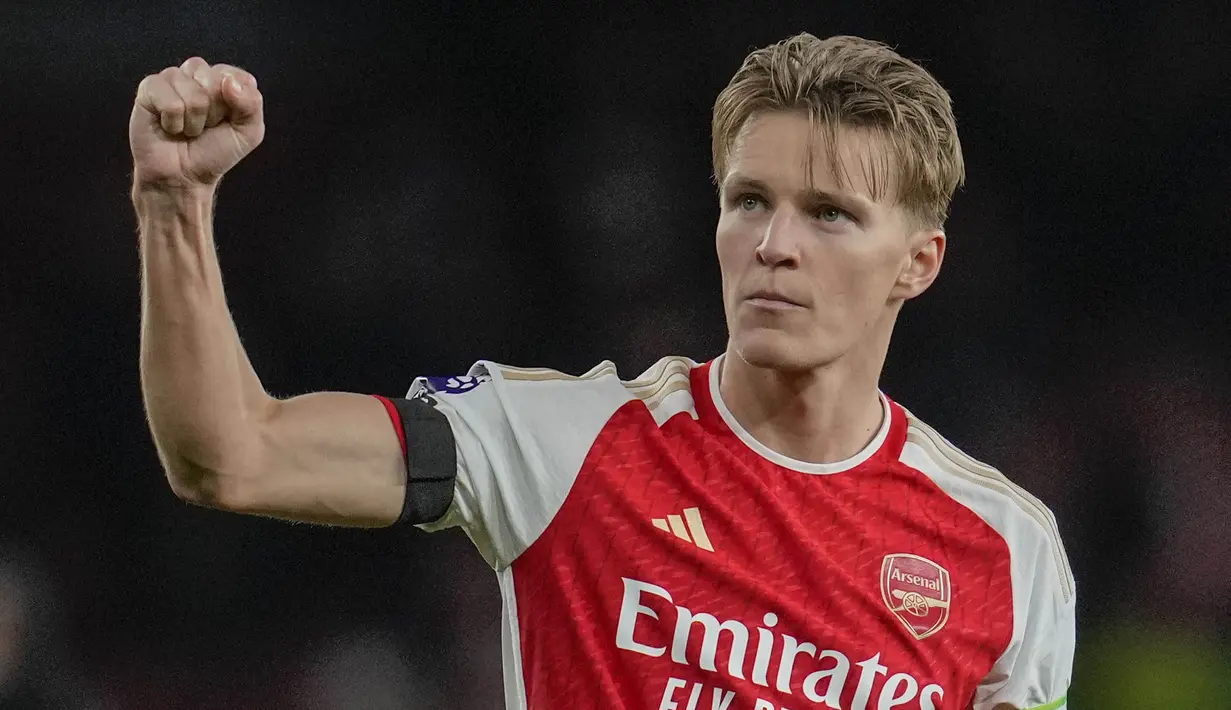 Pemain Arsenal, Martin Odegaard, merayakan kemenangan atas Chelsea dalam duel tunda pekan ke-29 Liga Inggris 2023/2024, Rabu (24/4/2024).  Kemenangan ini mengukuhkan posisi Arsenal di puncak klasemen Liga Inggris dengan 77 poin dari 34 pertandingan.  (Foto AP/Kin Cheung)