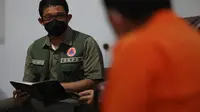 Kepala BNPB Letjen TNI Suharyanto (kiri) memberikan arahan di Kantor Kecatan Pasirian, Kabupaten Lumajang, Jawa Timur, Minggu (5/12). (Dok BNPB)