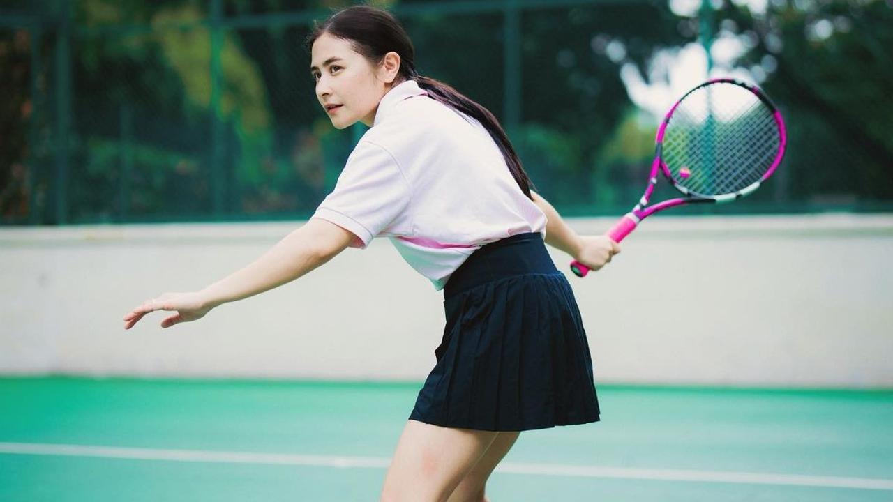 Postingan Prilly juga dikomentari salah satu rekan artis, Luna Maya. Luna Maya mengajak Prilly main Tenis.<br>