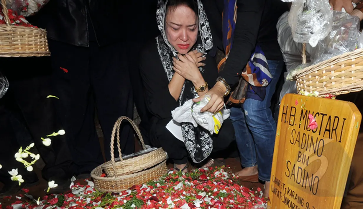 Kepergian Bob Sadino meninggalkan kesedihan yang mendalam bagi keluarga dan kerabat, TPU Jeruk Purut, Jakarta, Selasa (20/1/2015). (Liputan6.com/Miftahul Hayat)