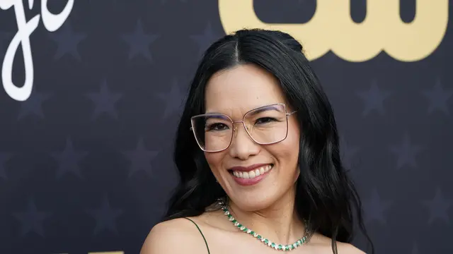 Ali Wong dalam Critics Choice Awards 2024. (Jordan Strauss/Invision/AP)