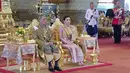 Maha Vajiralongkorn duduk bersama Ratu Suthida selama penobatan Raja baru Thailand di Istana Negara, Bangkok (4/5/2019). Prosesi serupa terjadi pada 1950 silam, saat Raja Bhumibol Adulyadej dinobatkan sebagai pemimpin Thailand saat itu. (Photo by Handout/Thai Royal Household Bureau/AFP)