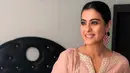 Aktris India satu ini memang cukup sering bermain dalam film Bollywood yang tentunya laris di pasaran. Bahkan Kajol juga sering beradu akting dengan Shahrukh Khan. (Liputan6.com/IG/@kajol)