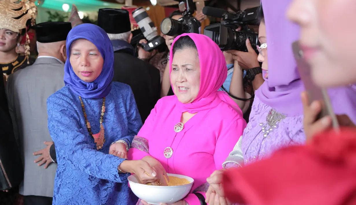 Setelah pemberian sertifikat, Ayang menerima upah-upah kepala kerbau, nasi dan daging kerbau, keris atau sahat mara. Dalam adat Tapanuli Selatan, keris bermakna sebagai perisai diri, sedangkan kerbau dianggap simbol kemakmuran. (Deki Prayoga/Bintang.com)