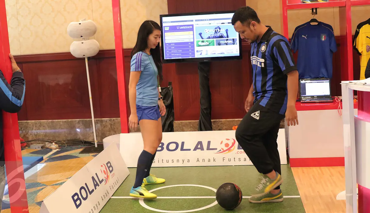 Pengunjung menyaksikan teknologi terbaru saat Social Media Week 2016 di Senayan City, Jakarta, Jumat (26/2). Ajang tersebut bertujuan untuk memberikan pengetahuan terbaru dalam teknologi serta memanfaatkan dunia social media.(Liputan6.com/Angga Yuniar)