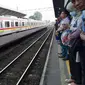 Penumpang menumpuk di Stasiun Bojong Gede lantaran adanya gangguan perjalanan KRL. (Liputan6.com/Andry Haryanto)