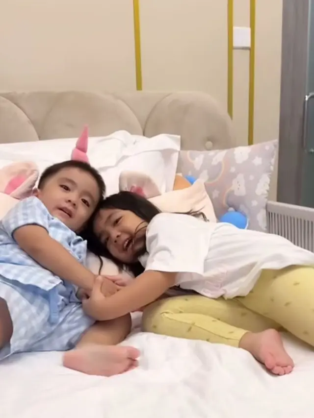 Potret manis anak momo geisha belajar doa. (credit:instagram.com/therealmomogeisha)